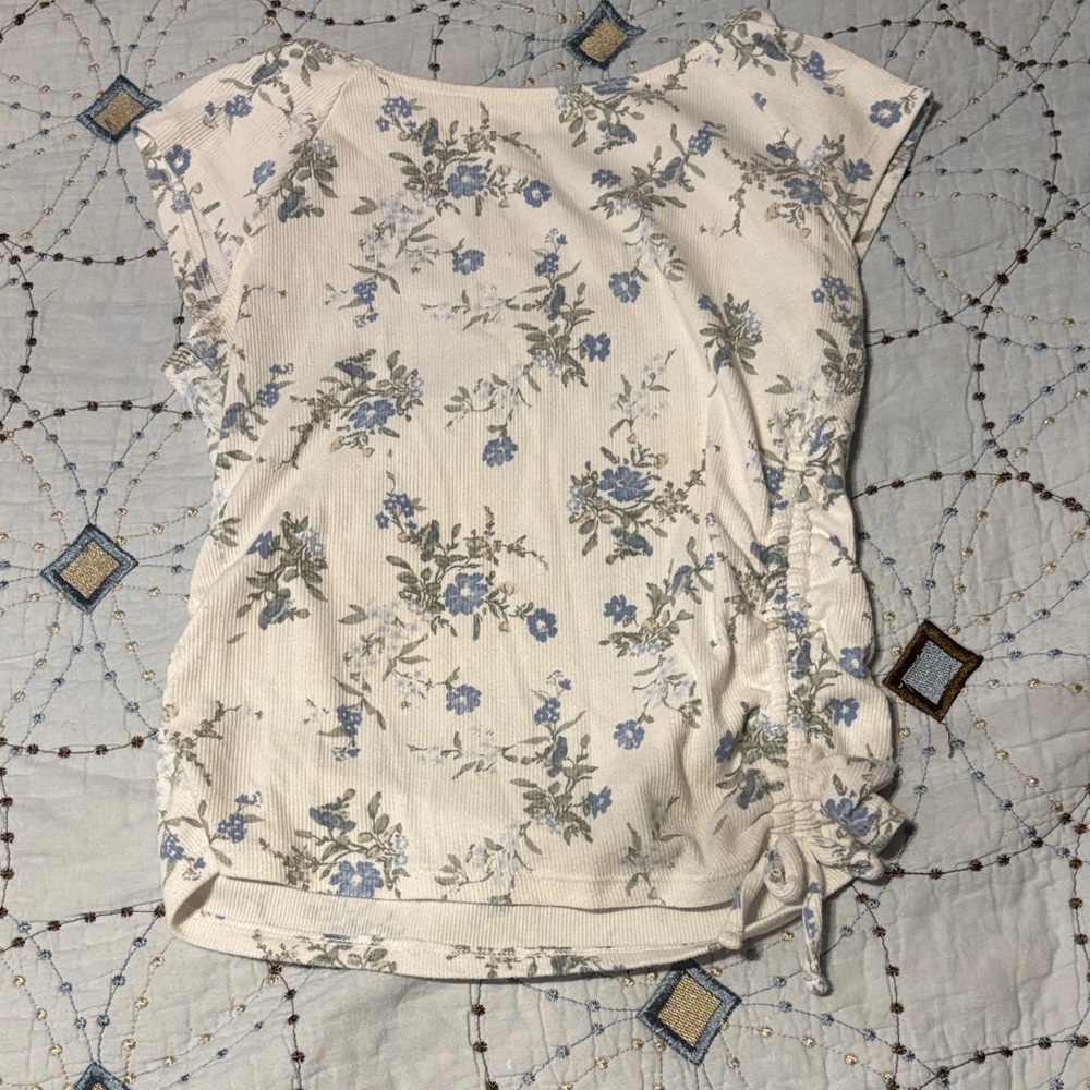Brand Abercrombie Kids. The size is 11/12 kids. Colors white, blue, and green.